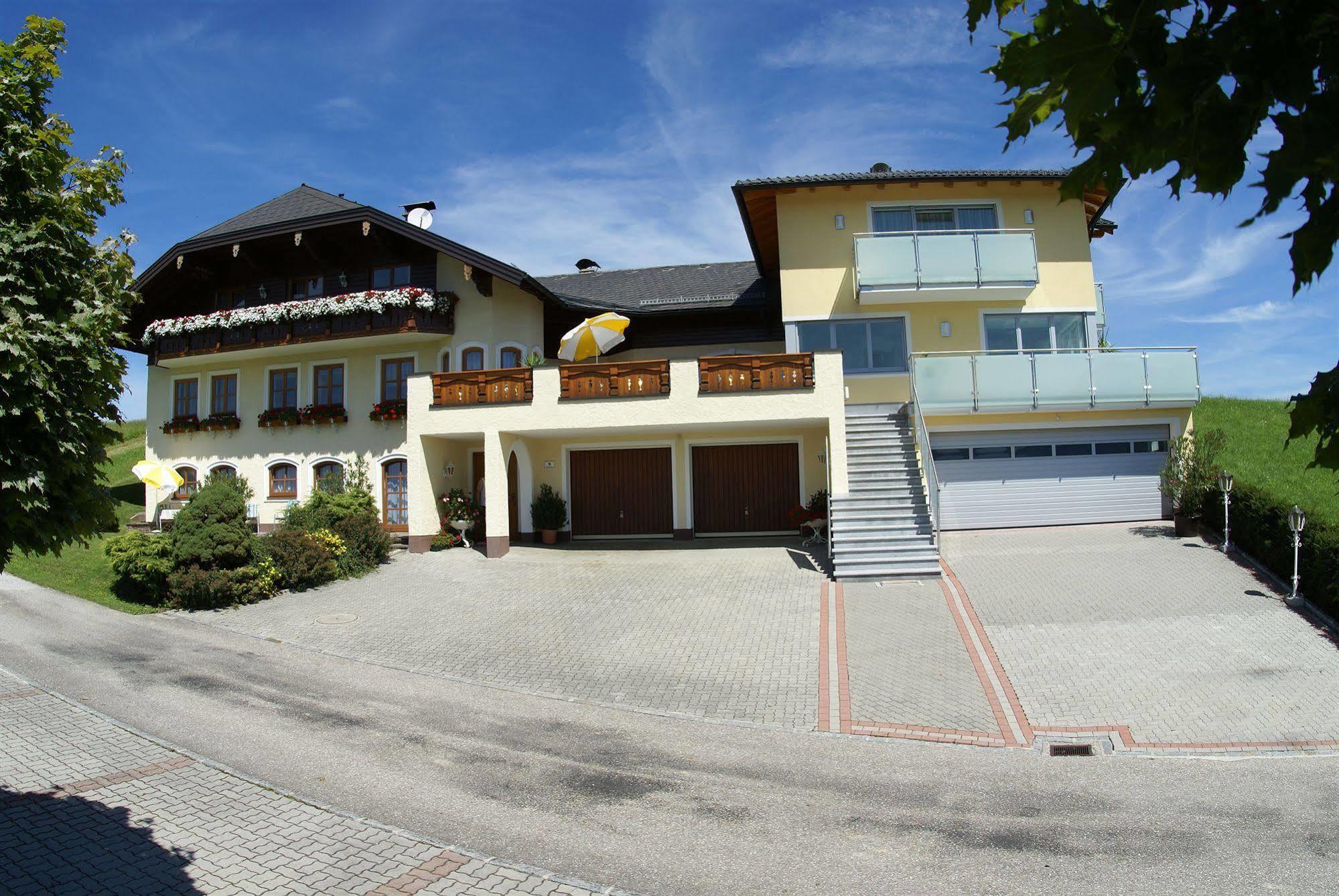 Gaestehaus Stabauer Mondsee Bagian luar foto