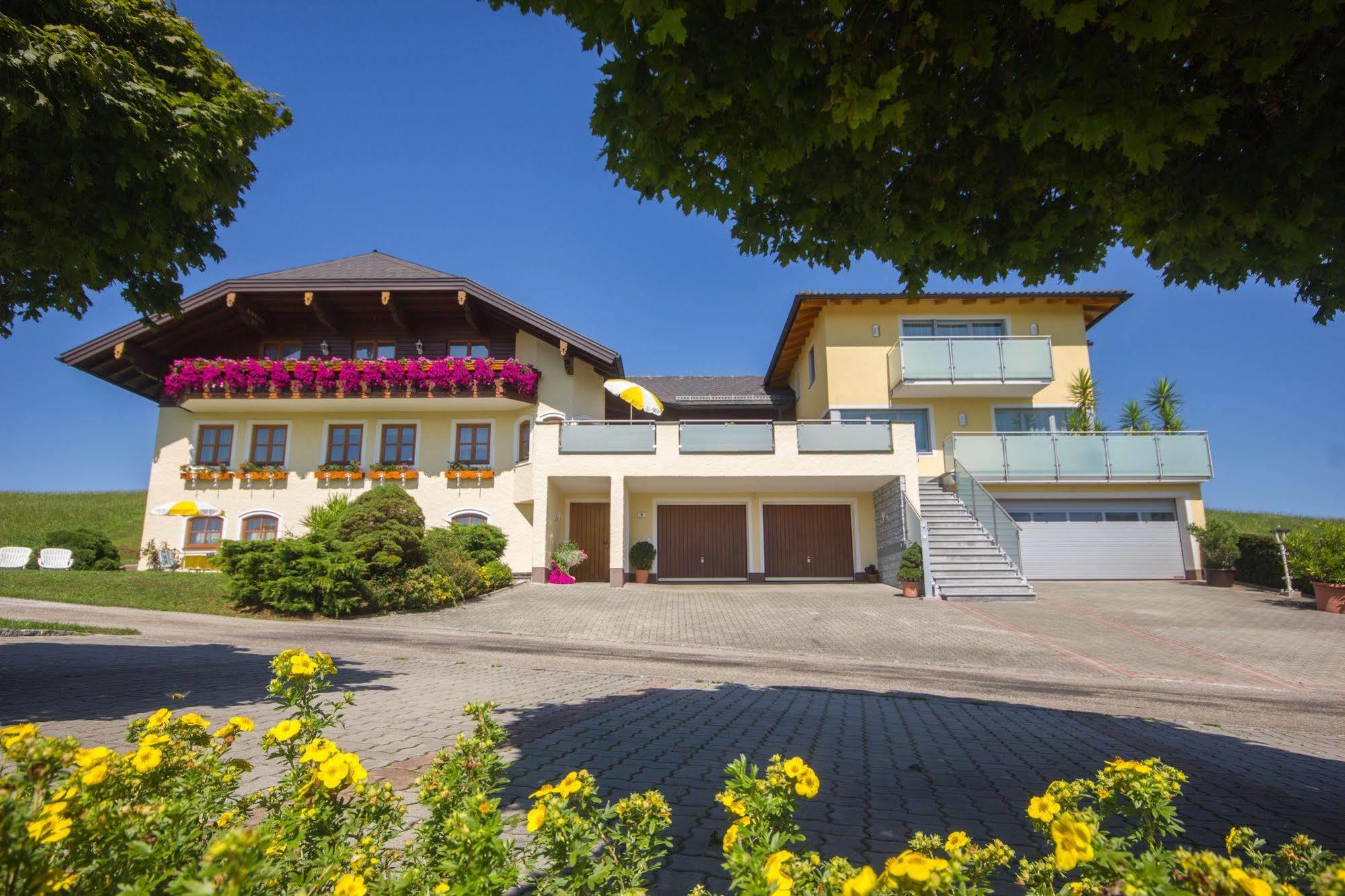 Gaestehaus Stabauer Mondsee Bagian luar foto