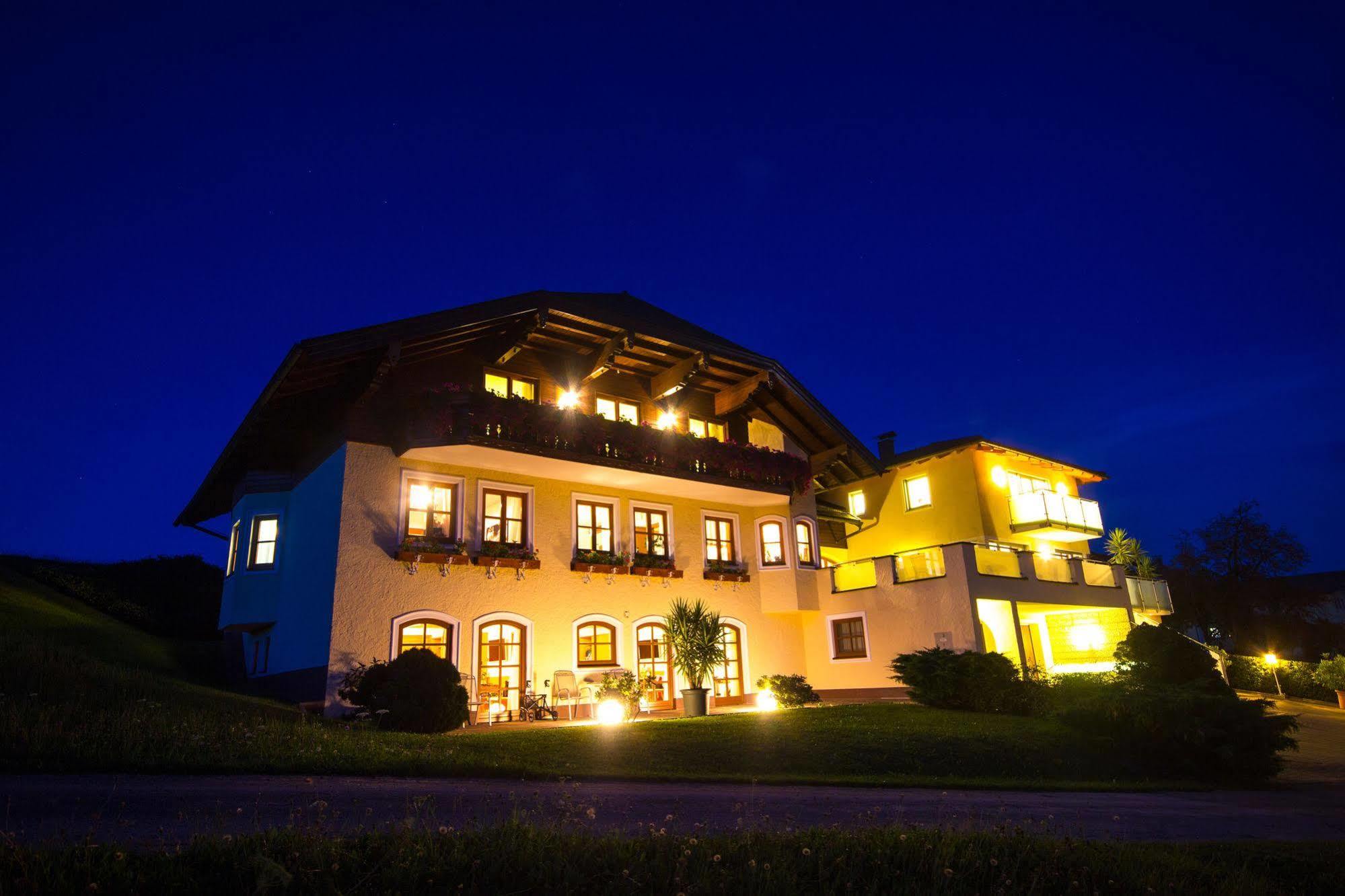 Gaestehaus Stabauer Mondsee Bagian luar foto